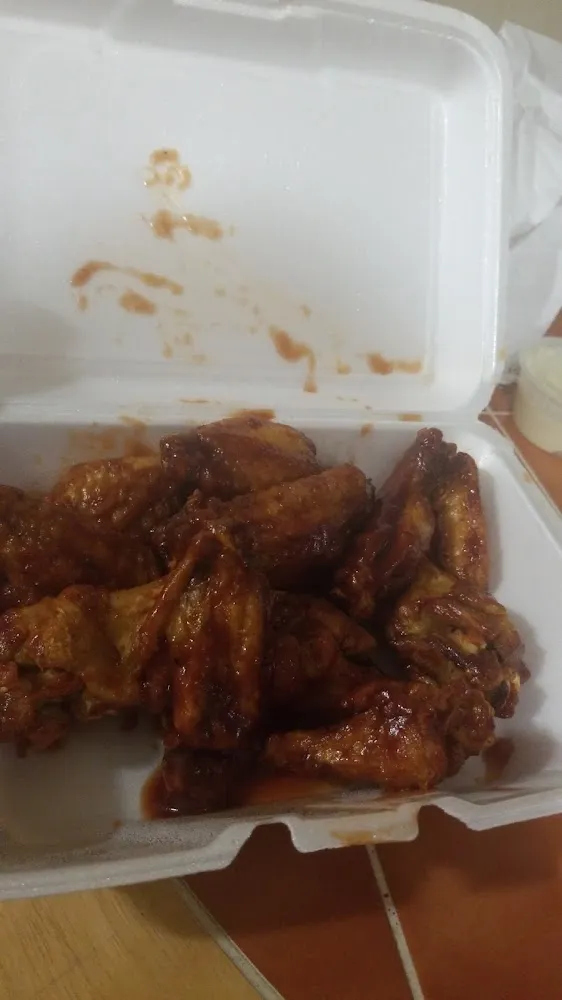 BBQ Wings Well Done & Slice Extra Cheese Pizza